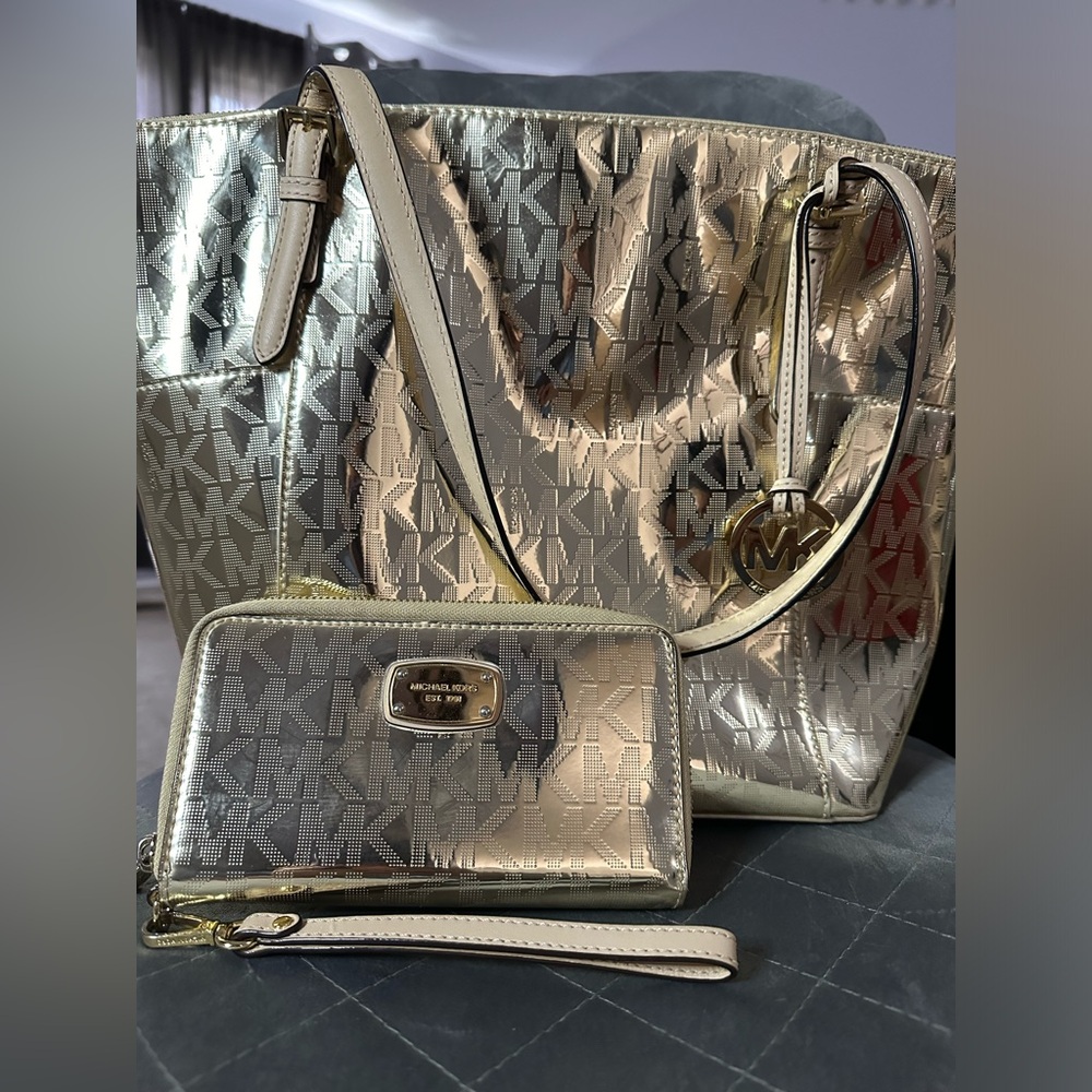 Michael Kors - Gold Wallet